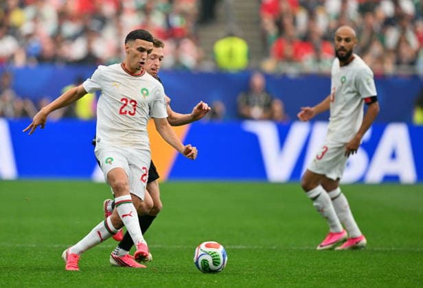 FIFA World Cup, WM, Weltmeisterschaft, Fussball 2026 - Round of 16 - Canada vs Morocco Bilal El Khannouss of Morocco (L) and Canada player Alistair Johnston in action during the FIFA World Cup 2026 Round of 16 match Canada against Morocco, in Houston, USA, 04 July 2026. HOUSTON United States  Copyright: xSAMxWASSONx