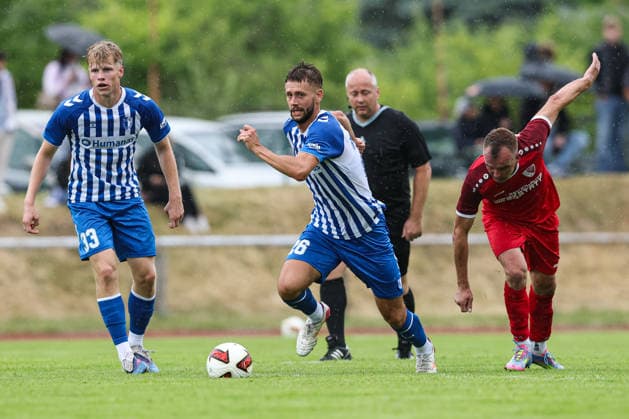 Torben Müssel (1. FC Magdeburg,26) und Leon Mergner (l.,1.FC Magdeburg,33) - 2. Fußball Bundesliga Saison 2026-2027 Testspiel Sommervorbereitung FSV Havelberg vs 1. FC Magdeburg im Sportforum am Eichwald - Aktion,Fußball,Mann,Männer,Deutschland,04.07.2026 *** Torben Müssel, 1 FC Magdeburg, 26, and Leon Mergner, 1 FC Magdeburg, 33, 2026–2027 Bundesliga season, preseason friendly match between FSV Havelberg and 1 FC Magdeburg at the Sportforum am Eichwald. Action, soccer, man,Men, Germany, July 4, 2026