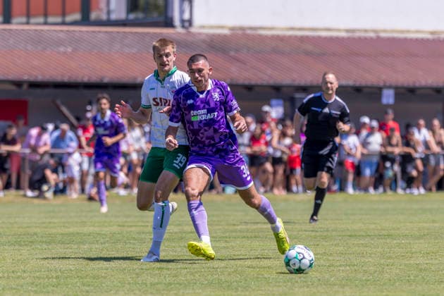 Stammham, Deutschland 04. Juli 2026: Testspiel - 2026 2027 - FC Ingolstadt 04 gegen VfB Eichstätt Im Bild: v. li. im Zweikampf Jonathan Grimm (VfB) und Ognjen Drakulic (FCI) Sportanlage SV Stammham Bayern *** Stammham, Germany, July 4, 2026: 2026-2027 preseason match between FC Ingolstadt 04 and VfB Eichstätt. Pictured, from left, in a tackle: Jonathan Grimm (VfB) and Ognjen Drakulic (FCI). SV Stammham Sports Complex, Bavaria Copyright: xFotostandx xSchäferx