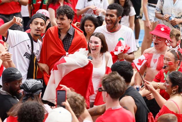 July 4, 2026, Ottawa, On, CANADA: Canadian soccer fans get excited ahead of Canada s FIFA World Cup, WM, Weltmeisterschaft, Fussball round of 16 match against Morocco during a free outdoor watch party at LeBreton Flats Park in Ottawa on Saturday, July 4, 2026. Canada News - July 4, 2026  - ZUMAc35_ 20260704_zaf_c35_003 Copyright: xPatrickxDoylex