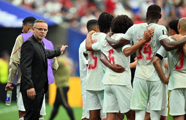 FIFA World Cup, WM, Weltmeisterschaft, Fussball 2026 - Round of 16 - Canada vs Morocco Morocco s head coach Mohamed Ouahbi and his team during a hydration break during the FIFA World Cup 2026 Round of 16 match Canada against Morocco, in Houston, USA, 04 July 2026. HOUSTON United States  Copyright: xSAMxWASSONx