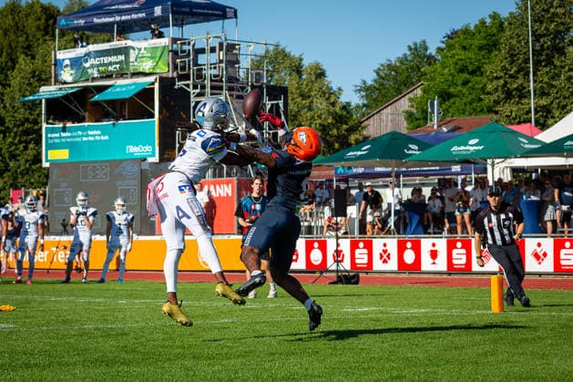 Anthony Harris Jr (ifm Razorbacks Ravensburg, 01 Wide Receiver) and Nick Oliver (Pforzheim Wilddogs, 07 Defensive Back) fight for the ball ifm Razorbacks Ravensburg vs Pforzheim Wilddogs, American Football, German Football League, Week 9, 2026, 04.07.2026, Weingarten TeleData Stadion am Lindenhof Baden Württemberg Germany Copyright: xFootxBowl SebastianxJustx