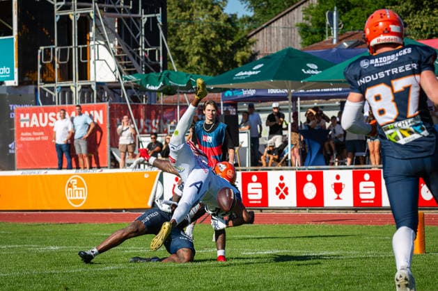 Nick Oliver (Pforzheim Wilddogs, 07 Defensive Back) deflects the ball from Anthony Harris Jr (ifm Razorbacks Ravensburg, 01 Wide Receiver) ifm Razorbacks Ravensburg vs Pforzheim Wilddogs, American Football, German Football League, Week 9, 2026, 04.07.2026, Weingarten TeleData Stadion am Lindenhof Baden Württemberg Germany Copyright: xFootxBowl SebastianxJustx