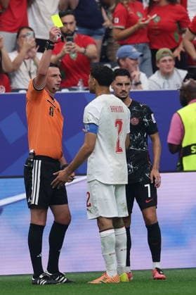 FIFA World Cup, WM, Weltmeisterschaft, Fussball 2026 - Round of 16 - Canada vs Morocco English referee Michael Oliver (L) shows the yellow card to Achraf Hakimi during the FIFA World Cup 2026 Round of 16 match Canada against Morocco, in Houston, USA, 04 July 2026. HOUSTON United States  Copyright: xCHRISTOPHERxNEUNDORFx