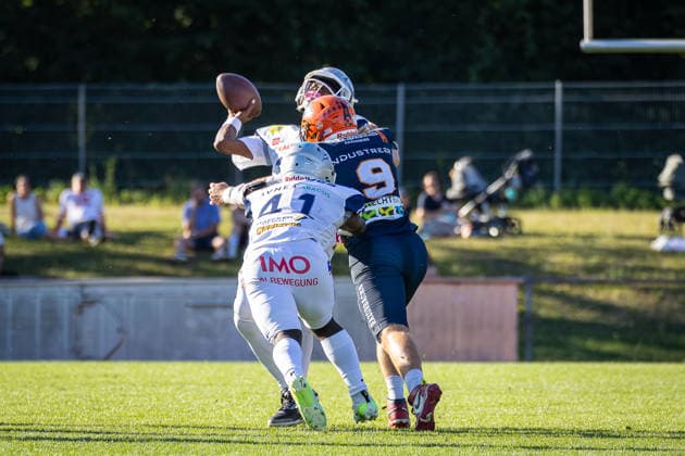 Ben Rashid (ifm Razorbacks Ravensburg, 09 Edge Rusher) sacks Drequan Marcus Harris (Pforzheim Wilddogs, 13 Quarter Back) ifm Razorbacks Ravensburg vs Pforzheim Wilddogs, American Football, German Football League, Week 9, 2026, 04.07.2026, Weingarten TeleData Stadion am Lindenhof Baden Württemberg Germany Copyright: xFootxBowl SebastianxJustx