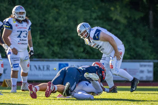 Ben Rashid (ifm Razorbacks Ravensburg, 09 Edge Rusher) sacks Drequan Marcus Harris (Pforzheim Wilddogs, 13 Quarter Back) ifm Razorbacks Ravensburg vs Pforzheim Wilddogs, American Football, German Football League, Week 9, 2026, 04.07.2026, Weingarten TeleData Stadion am Lindenhof Baden Württemberg Germany Copyright: xFootxBowl SebastianxJustx