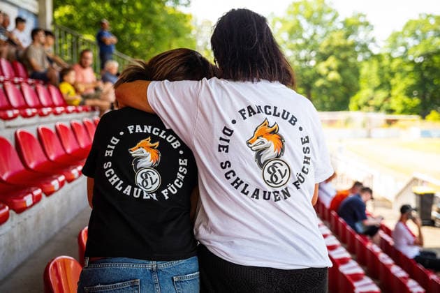 04.07.2026, xovx, Fußball Bundesliga Testspiel, FC Gießen - SV Elversberg Zwei Mitglieder des SV Elversberg-Fanclub Die Schlauen Füchse im Gießener Waldstadion Gießen Waldstadion Hessen Deutschland (DE) *** July 4, 2026, xovx, Bundesliga soccer exhibition match, FC Gießen vs. SV Elversberg Two members of the SV Elversberg fan club Die Schlauen Füchse at the Waldstadion in Gießen, Hesse, Germany DE