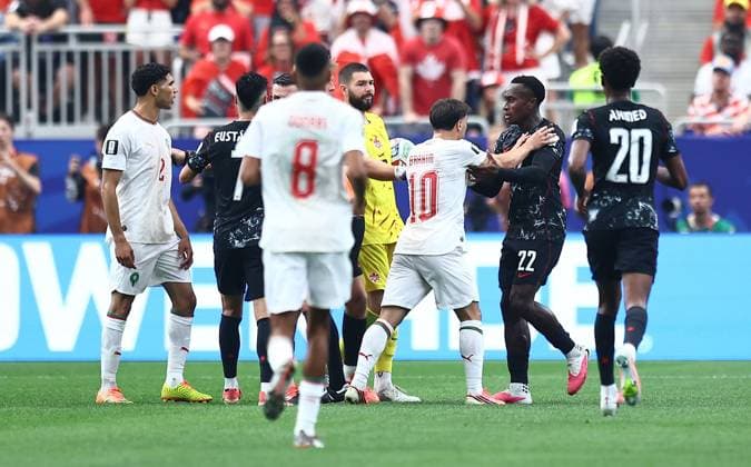 Richie Laryea of Canada argues with Achraf Hakimi of Morocco Canada v Morocco, 2026 FIFA World Cup, WM, Weltmeisterschaft, Fussball Round of 16, Football, Houston Stadium, Houston, Texas, USA - 04 Jul 2026Houston Houston Stadium Texas (TX) United States of America  Copyright: xMichaelxZemanek Shutterstockx 16975466w