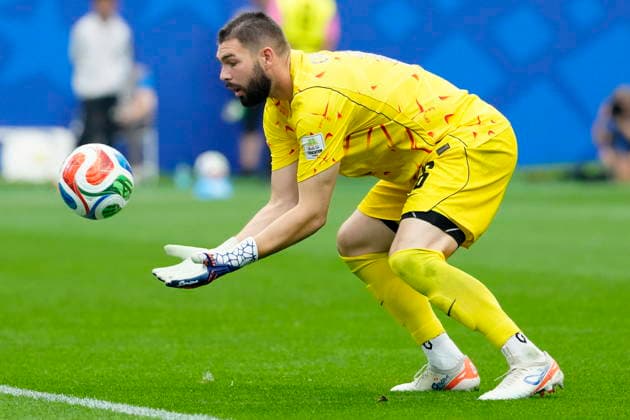 July 4, 2026, Houston, Tx, United States: Canada s Maxime Crepeau (16) catches the ball during first half FIFA World Cup, WM, Weltmeisterschaft, Fussball round of 16 soccer action against Morocco, in Houston, Saturday, July 4, 2026. Canada V. Morocco R16  - ZUMAc35_ 20260704_zaf_c35_017 Copyright: xFrankxGunnx