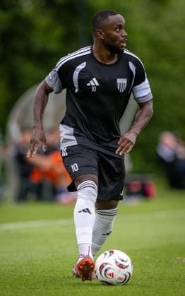 Fussball, Saison 2026 2027, Regionalfreundschaftsspiel, 04.07.2026, Herren, 1.FC Bocholt (schwarz) vs. FC Twente Enschede U21, U 21 (blau) Arnold Budimbu (1.FC Bocholt), Delden Sportplatz SV Delden Niederlande *** Soccer, 2026–2027 Season, Regional Friendly Match, July 4, 2026, Men s, 1 FC Bocholt (Black) vs. FC Twente Enschede U21 (Blue), Arnold Budimbu, 1 FC Bocholt, Delden Sports Field, SV Delden, Netherlands 260704_fb_1fc-bocholt_twente-enschede-u21_53039