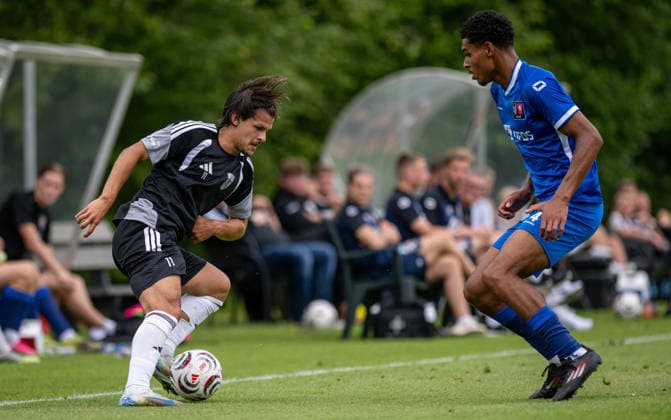 Fussball, Saison 2026 2027, Regionalfreundschaftsspiel, 04.07.2026, Herren, 1.FC Bocholt (schwarz) vs. FC Twente Enschede U21, U 21 (blau) v.l.: Nicolas Hirschberger (1.FC Bocholt), k.A. (FC Twente Enschede), Delden Sportplatz SV Delden Niederlande *** Soccer, 2026–2027 season, regional friendly match, July 4, 2026, Men s, 1 FC Bocholt (black) vs. FC Twente Enschede U21 (blue), left: Nicolas Hirschberger (1 FC Bocholt), right: FC Twente Enschede, Delden Sports Field, SV Delden, Netherlands 260704_fb_1fc-bocholt_twente-enschede-u21_53040