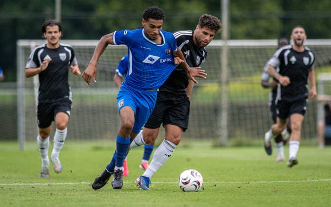 Fussball, Saison 2026 2027, Regionalfreundschaftsspiel, 04.07.2026, Herren, 1.FC Bocholt (schwarz) vs. FC Twente Enschede U21, U 21 (blau) v.l.: k.A. (FC Twente Enschede), Malek Fakhro (1.FC Bocholt), Delden Sportplatz SV Delden Niederlande *** Soccer, 2026–2027 Season, Regional Friendly Match, July 4, 2026, Men s, 1 FC Bocholt (black) vs. FC Twente Enschede U21 (blue) v l k A FC Twente Enschede, Malek Fakhro 1 FC Bocholt, Delden Sports Field, SV Delden, Netherlands 260704_fb_1fc-bocholt_twente-enschede-u21_53041