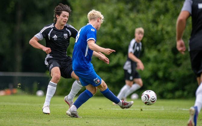 Fussball, Saison 2026 2027, Regionalfreundschaftsspiel, 04.07.2026, Herren, 1.FC Bocholt (schwarz) vs. FC Twente Enschede U21, U 21 (blau) v.l.: Mika Walther (1.FC Bocholt), k.A. (FC Twente Enschede), Delden Sportplatz SV Delden Niederlande *** Soccer, 2026–2027 Season, Regional Friendly Match, July 4, 2026, Men s, 1 FC Bocholt (black) vs. FC Twente Enschede U21 (blue), left: Mika Walther (1 FC Bocholt), right: A FC Twente Enschede, Delden Sports Field, SV Delden, Netherlands 260704_fb_1fc-bocholt_twente-enschede-u21_53045