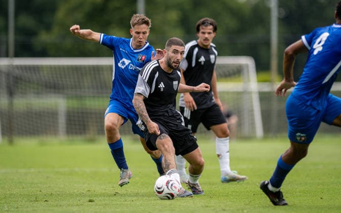 Fussball, Saison 2026 2027, Regionalfreundschaftsspiel, 04.07.2026, Herren, 1.FC Bocholt (schwarz) vs. FC Twente Enschede U21, U 21 (blau) v.l.: k.A. (FC Twente Enschede), Marlon Frey (1.FC Bocholt), Delden Sportplatz SV Delden Niederlande *** Soccer, 2026–2027 Season, Regional Friendly Match, July 4, 2026, Men s, 1 FC Bocholt (black) vs. FC Twente Enschede U21 (blue) v l k A FC Twente Enschede, Marlon Frey 1 FC Bocholt, Delden Sports Field, SV Delden, Netherlands 260704_fb_1fc-bocholt_twente-enschede-u21_53046