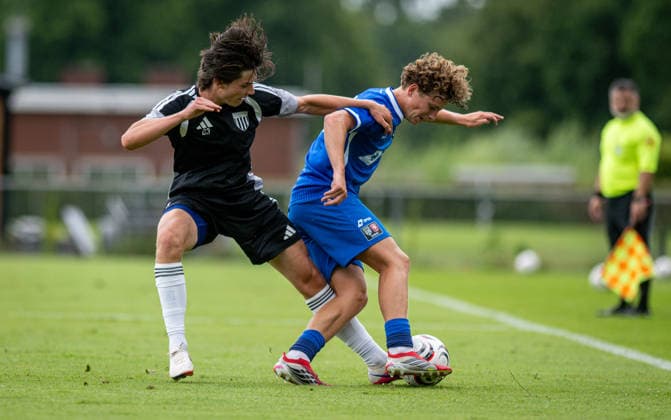 Fussball, Saison 2026 2027, Regionalfreundschaftsspiel, 04.07.2026, Herren, 1.FC Bocholt (schwarz) vs. FC Twente Enschede U21, U 21 (blau) v.l.: Mika Walther (1.FC Bocholt), k.A. (FC Twente Enschede), Delden Sportplatz SV Delden Niederlande *** Soccer, 2026–2027 Season, Regional Friendly Match, July 4, 2026, Men s, 1 FC Bocholt (black) vs. FC Twente Enschede U21 (blue), left: Mika Walther (1 FC Bocholt), right: A FC Twente Enschede, Delden Sports Field, SV Delden, Netherlands 260704_fb_1fc-bocholt_twente-enschede-u21_53054