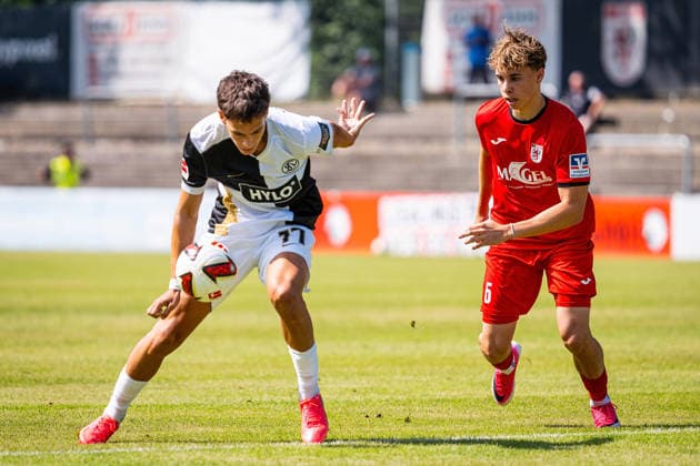 04.07.2026, xovx, Fußball Bundesliga Testspiel, FC Gießen - SV Elversberg v.l. Frederik Schmahl (SV Elversberg), Lennox Reichenbächer (FC Gießen) Gießen Waldstadion Hessen Deutschland (DE) *** July 4, 2026, xovx, Bundesliga Friendly Match, FC Gießen vs. SV Elversberg, Frederik Schmahl (SV Elversberg), Lennox Reichenbächer (FC Gießen), Gießen Waldstadion, Hesse, Germany, DE