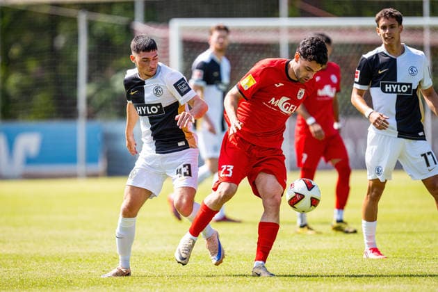 04.07.2026, xovx, Fußball Bundesliga Testspiel, FC Gießen - SV Elversberg v.l. Felix Keidel (SV Elversberg), Ege Budda (FC Gießen), Frederik Schmahl (SV Elversberg) Gießen Waldstadion Hessen Deutschland (DE) *** July 4, 2026, xovx, Bundesliga Friendly Match, FC Gießen vs. SV Elversberg, Felix Keidel (SV Elversberg), Ege Budda (FC Gießen), Frederik Schmahl (SV Elversberg), Gießen Waldstadion, Hesse, Germany, DE