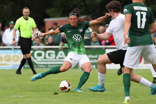 VfL vs. ABB Regionalauswahl, Testspiel Gifhorn, 04.07.2026, Fußball, Herren, Saison 2026 2027, Testspiel, VfL Wolfsburg vs. Anheuser-Busch-Bud-Regionalauswahl, Fabian Reese (VfL Wolfsburg) schießt ein Tor Flutmulde Deutschland *** VfL vs. ABB Regional Team, Friendly Match in Gifhorn, July 4, 2026, Soccer, Men s, 2026–2027 season, Friendly match, VfL Wolfsburg vs. Anheuser-Busch Bud Regional Selection, Fabian Reese of VfL Wolfsburg scores a goal at Flutmulde, Germany