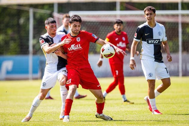 04.07.2026, xovx, Fußball Bundesliga Testspiel, FC Gießen - SV Elversberg v.l. Felix Keidel (SV Elversberg), Ege Budda (FC Gießen), Frederik Schmahl (SV Elversberg) Gießen Waldstadion Hessen Deutschland (DE) *** July 4, 2026, xovx, Bundesliga Friendly Match, FC Gießen vs. SV Elversberg, Felix Keidel (SV Elversberg), Ege Budda (FC Gießen), Frederik Schmahl (SV Elversberg), Gießen Waldstadion, Hesse, Germany, DE