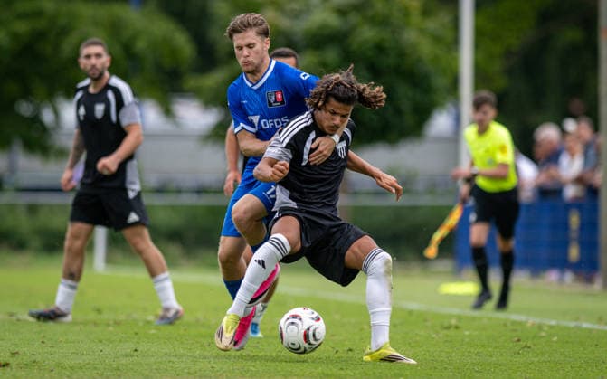 Fussball, Saison 2026 2027, Regionalfreundschaftsspiel, 04.07.2026, Herren, 1.FC Bocholt (schwarz) vs. FC Twente Enschede U21, U 21 (blau) v.l.: k.A. (FC Twente Enschede), Boran Oezbek (1.FC Bocholt), Delden Sportplatz SV Delden Niederlande *** Soccer, 2026–2027 Season, Regional Friendly Match, July 4, 2026, Men s, 1 FC Bocholt (black) vs. FC Twente Enschede U21 (blue) v l k A FC Twente Enschede, Boran Oezbek 1 FC Bocholt, Delden Sports Field, SV Delden, Netherlands 260704_fb_1fc-bocholt_twente-enschede-u21_53115