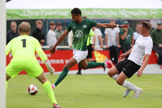 VfL vs. ABB Regionalauswahl, Testspiel Gifhorn, 04.07.2026, Fußball, Herren, Saison 2026 2027, Testspiel, VfL Wolfsburg vs. Anheuser-Busch-Bud-Regionalauswahl, Robert Glatzel (VfL Wolfsburg) Flutmulde Deutschland *** VfL vs. ABB Regional Select Team, Friendly Match in Gifhorn, July 4, 2026, Soccer, Men s, 2026–2027 Season, Friendly Match, VfL Wolfsburg vs. Anheuser-Busch Bud Regional Select Team, Robert Glatzel, VfL Wolfsburg, Flutmulde, Germany
