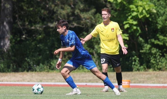 Fußball Testspiel SGV Heilbronn - Freiberg vs. SG Sonnenhof Großaspach , von links: Melvin Cerkez ( Frei ) Loris Maier ( Aspach ) *** Soccer Friendly Match: SGV Heilbronn Freiberg vs. SG Sonnenhof Großaspach; from left: Melvin Cerkez, Frei, Loris Maier, Aspach