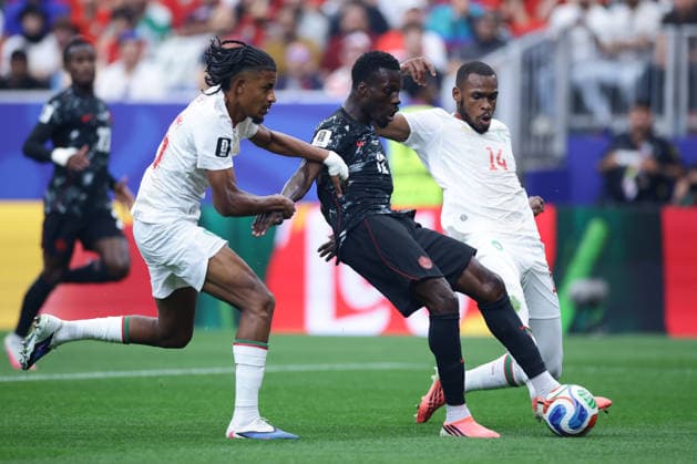 Canada s Tani Oluwaseyi vies for the ball against Morocco s Redouane Halhal (L) and Issa Diop, during the FIFA World Cup, WM, Weltmeisterschaft, Fussball 2026 Round of 16 soccer match between Morocco and Canada at Houston Stadium, in United States, 4 July 2026. Canada - Morocco !ACHTUNG: NUR REDAKTIONELLE NUTZUNG!  Copyright: xCarlosxRamírezx GRAF1153 0860728126st