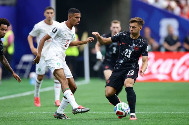 Morocco s Azzedine Ounahi (L) vies for the ball against Canada Niko Sigur, during the FIFA World Cup, WM, Weltmeisterschaft, Fussball 2026 Round of 16 soccer match between Morocco and Canada at Houston Stadium, in United States, 4 July 2026. Canada - Morocco !ACHTUNG: NUR REDAKTIONELLE NUTZUNG!  Copyright: xCarlosxRamírezx GRAF1147 0860728127st