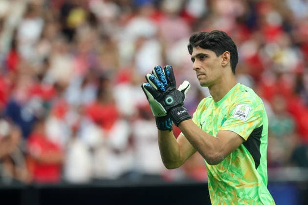 HOUSTON, TX - JULY 04: Yassine Bounou 1 of Morocco claps towards fans before the start of the FIFA World Cup, WM, Weltmeisterschaft, Fussball 2026 Round of 16 match between Canada and Morocco on July 4, 2026, at Houston Stadium in Houston, Texas. (Photo by David Buono Icon Sportswire) SOCCER: JUL 04 FIFA World Cup 26 Round of 16 - Canada vs Morocco EDITORIAL USE ONLY Icon260704010
