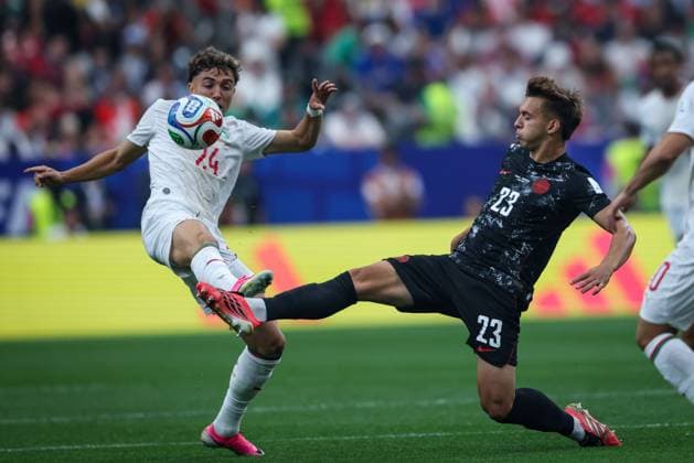 Canada vs Morocco, Round of 16, played at Houston Stadium, Houston, Texas, USA, on July 4, 2026 HOUSTON, TEXAS, USA JULY 4, 2026: Neil El Aynaoui ( 24) of Morocco controls the ball while challenged by Niko Sigur ( 23) of Canada during the FIFA World Cup, WM, Weltmeisterschaft, Fussball 2026 Round of 16 match between Canada and Morocco at Houston Stadium in Houston, Texas, USA, on July 4, 2026. HOUSTON United States of America Copyright: x xAymanxArefxMohamedxSaadxElxDinx xJNAxPressx