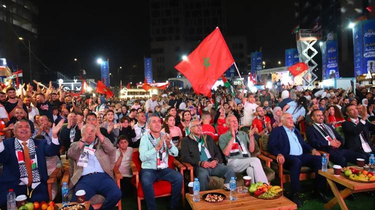 RAMALLAH, WEST BANK JULY 4, 2026: Palestinians celebrate Morocco™s opening goal against Canada during the FIFA World Cup, WM, Weltmeisterschaft, Fussball 2026 Round of 16 match while watching a live public screening in Ramallah. Supporters gathered to cheer for the Moroccan national team, Nationalteam reflecting widespread regional support during the tournament. RAMALLAH PS Copyright: x xTariqxHamedxKhamaysehx xJNAxPressx