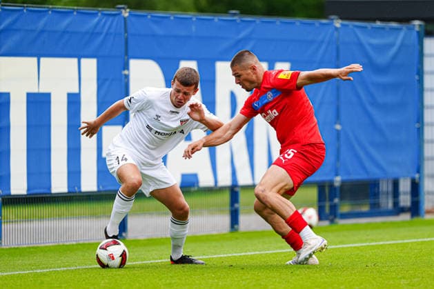Anders Dahl (FC Fredericia, 14), Marcus Müller (Holstein Kiel, 25) GER, Holstein Kiel vs. FC Fredericia, Fussball, Testspiel, Saison 2026 2027, 04.07.2026 DFL REGULATIONS PROHIBIT ANY USE OF PHOTOGRAPHS AS IMAGE SEQUENCES AND OR QUASI-VIDEO GER, Holstein Kiel vs. FC Fredericia, Fussball, Testspiel, Saison 2026 2027, 04.07.2026 Kiel *** Anders Dahl, FC Fredericia, 14; Marcus Müller, Holstein Kiel, 25 (GER); Holstein Kiel vs. FC Fredericia, Soccer, Friendly Match, 2026–2027 Season, July 4, 2026 DFL regulations prohibit any use of photographs as image sequences and or quasi-video GER, Holstein Kiel vs. FC Fredericia, soccer, friendly match, 2026–2027 season, July 4, 2026, Kiel Copyright: xEibner-Pressefoto MarcelxvonxFehrnx EP_MFN