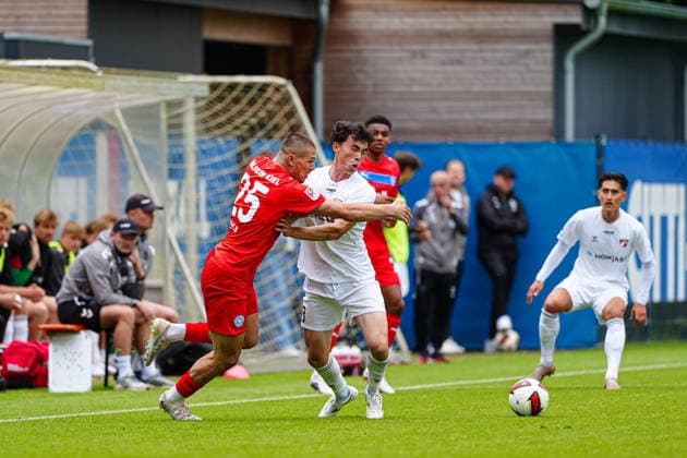 Marcus Müller (Holstein Kiel, 25), Lauritz Dauerhoj (FC Fredericia, 13) GER, Holstein Kiel vs. FC Fredericia, Fussball, Testspiel, Saison 2026 2027, 04.07.2026 DFL REGULATIONS PROHIBIT ANY USE OF PHOTOGRAPHS AS IMAGE SEQUENCES AND OR QUASI-VIDEO GER, Holstein Kiel vs. FC Fredericia, Fussball, Testspiel, Saison 2026 2027, 04.07.2026 Kiel *** Marcus Müller, Holstein Kiel, 25; Lauritz Dauerhoj, FC Fredericia, 13 (GER); Holstein Kiel vs. FC Fredericia, Soccer, Friendly Match, 2026–2027 Season, July 4, 2026 DFL regulations prohibit any use of photographs as image sequences and or quasi-video GER, Holstein Kiel vs. FC Fredericia, soccer, friendly match, 2026–2027 season, July 4, 2026, Kiel Copyright: xEibner-Pressefoto MarcelxvonxFehrnx EP_MFN