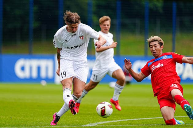 Torschuss Torchance Eskild Dall (FC Fredericia, 19) GER, Holstein Kiel vs. FC Fredericia, Fussball, Testspiel, Saison 2026 2027, 04.07.2026 DFL REGULATIONS PROHIBIT ANY USE OF PHOTOGRAPHS AS IMAGE SEQUENCES AND OR QUASI-VIDEO GER, Holstein Kiel vs. FC Fredericia, Fussball, Testspiel, Saison 2026 2027, 04.07.2026 Kiel *** Shot on goal, scoring chance, Eskild Dall, FC Fredericia, 19 GER, Holstein Kiel vs. FC Fredericia, soccer, friendly match, 2026–2027 season, July 4, 2026 DFL regulations prohibit any use of photographs as image sequences and or quasi-video GER, Holstein Kiel vs. FC Fredericia, soccer, friendly match, 2026–2027 season, July 4, 2026, Kiel Copyright: xEibner-Pressefoto MarcelxvonxFehrnx EP_MFN