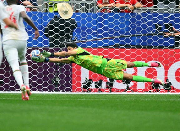 FIFA World Cup, WM, Weltmeisterschaft, Fussball 2026 - Round of 16 - Canada vs Morocco Goalkeeper Yassine Bounou of Morocco makes a save during the FIFA World Cup 2026 Round of 16 match Canada against Morocco, in Houston, USA, 04 July 2026. HOUSTON United States  Copyright: xSAMxWASSONx