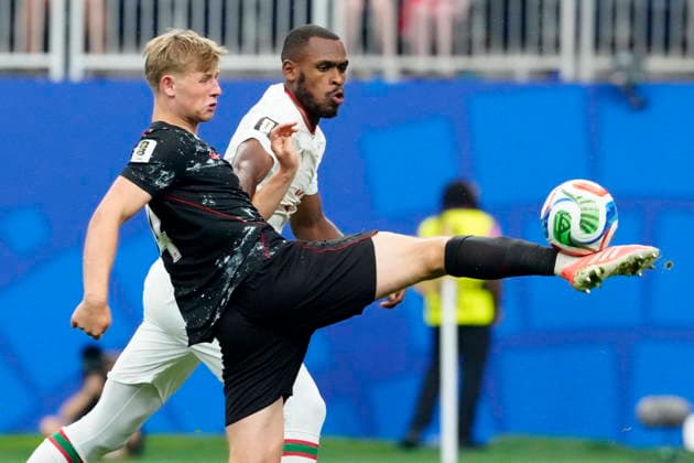 July 4, 2026, Houston, Tx, United States: Canada s Luc de Fougerolles (4) takes a shot on goal as Morocco s Issa Diop (14) defends during second half FIFA World Cup, WM, Weltmeisterschaft, Fussball round of 16 soccer action, in Houston, Saturday, July 4, 2026. Canada V. Morocco R16  - ZUMAc35_ 20260704_zaf_c35_044 Copyright: xFrankxGunnx