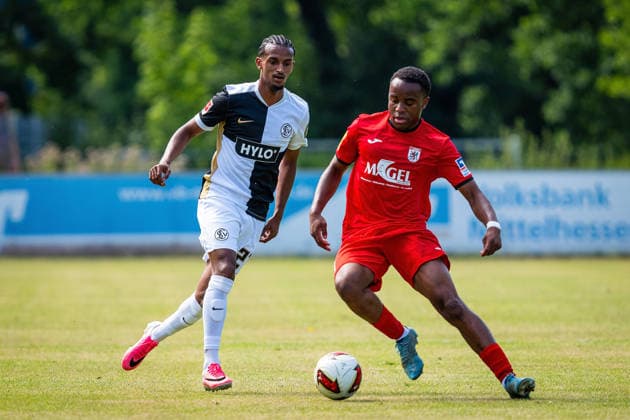 04.07.2026, xovx, Fußball Bundesliga Testspiel, FC Gießen - SV Elversberg v.l. Filimon Gerezgiher (SV Elversberg), Melvin Curtis Njontie (FC Gießen) Gießen Waldstadion Hessen Deutschland (DE) *** July 4, 2026, xovx, Bundesliga Friendly Match, FC Gießen vs. SV Elversberg, Filimon Gerezgiher (SV Elversberg), Melvin Curtis Njontie (FC Gießen), Waldstadion, Gießen, Hesse, Germany, DE