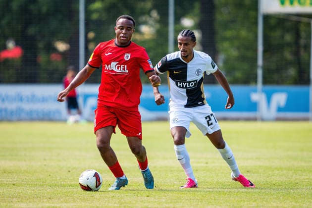 04.07.2026, xovx, Fußball Bundesliga Testspiel, FC Gießen - SV Elversberg v.l. Melvin Curtis Njontie (FC Gießen), Filimon Gerezgiher (SV Elversberg) Gießen Waldstadion Hessen Deutschland (DE) *** July 4, 2026, xovx, Bundesliga Friendly Match, FC Gießen vs. SV Elversberg, Melvin Curtis Njontie (FC Gießen), Filimon Gerezgiher (SV Elversberg), Gießen Waldstadion, Hesse, Germany, DE