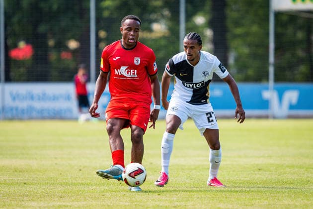 04.07.2026, xovx, Fußball Bundesliga Testspiel, FC Gießen - SV Elversberg v.l. Melvin Curtis Njontie (FC Gießen), Filimon Gerezgiher (SV Elversberg) Gießen Waldstadion Hessen Deutschland (DE) *** July 4, 2026, xovx, Bundesliga Friendly Match, FC Gießen vs. SV Elversberg, Melvin Curtis Njontie (FC Gießen), Filimon Gerezgiher (SV Elversberg), Gießen Waldstadion, Hesse, Germany, DE