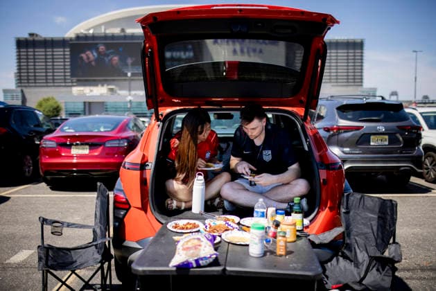 Philadelphia, USA 04th Jul 2026. Fans aren™t put off by the high car park charges and enjoy a picnic in their cars Paraguay - France World Cup Paraguay - Frankreich 04.07.2026 *** Philadelphia, USA, July 4, 2026. Fans aren t deterred by the high parking fees and enjoy a picnic in their cars. Paraguay vs. France, World Cup, July 4, 2026
