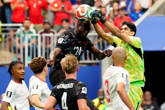 July 4, 2026, Houston, Tx, United States: Canada s Promise David (24) and Morocco s Yassine Bounou (1) collide going for the ball during second half FIFA World Cup, WM, Weltmeisterschaft, Fussball round of 16 soccer action, in Houston, Saturday, July 4, 2026. Canada V. Morocco R16  - ZUMAc35_ 20260704_zaf_c35_050 Copyright: xFrankxGunnx