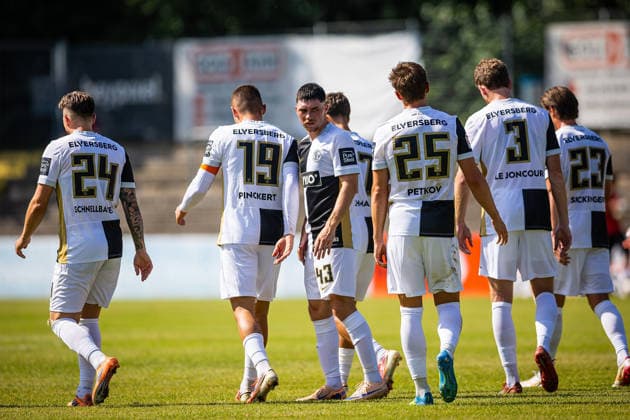 04.07.2026, xovx, Fußball Bundesliga Testspiel, FC Gießen - SV Elversberg Jubel nach dem Tor zum 0:2 durch Lukas Pinckert (SV Elversberg, 2.v.r.) Gießen Waldstadion Hessen Deutschland (DE) *** July 4, 2026, xovx, Bundesliga soccer friendly, FC Gießen vs. SV Elversberg; celebration after Lukas Pinckert s goal to make it 0–2 for SV Elversberg, 2nd from the right, Gießen Waldstadion, Hesse, Germany, DE