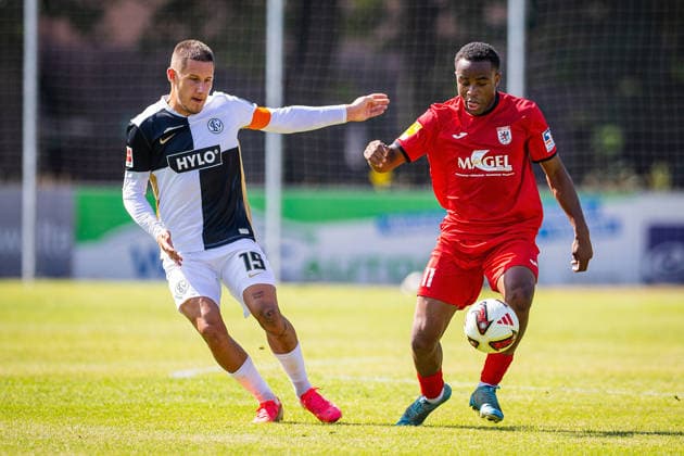 04.07.2026, xovx, Fußball Bundesliga Testspiel, FC Gießen - SV Elversberg v.l. Lukas Pinckert (SV Elversberg), Melvin Curtis Njontie (FC Gießen) Gießen Waldstadion Hessen Deutschland (DE) *** July 4, 2026, xovx, Bundesliga Friendly Match, FC Gießen vs. SV Elversberg, Lukas Pinckert (SV Elversberg), Melvin Curtis Njontie (FC Gießen), Waldstadion, Gießen, Hesse, Germany, DE