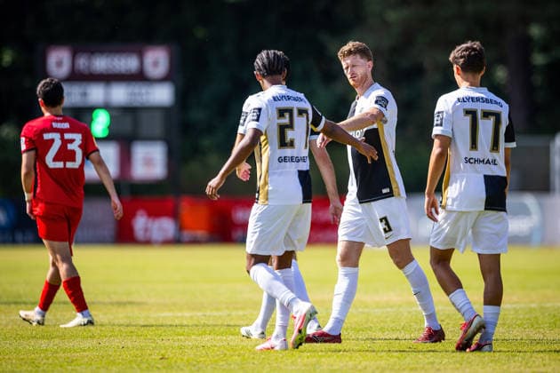 04.07.2026, xovx, Fußball Bundesliga Testspiel, FC Gießen - SV Elversberg Jubel nach dem Tor zum 0:3 durch Filimon Gerezgiher (SV Elversberg, 2.v.r.) Gießen Waldstadion Hessen Deutschland (DE) *** July 4, 2026, xovx, Bundesliga soccer friendly, FC Gießen vs. SV Elversberg; celebration after Filimon Gerezgiher s goal to make it 0–3 for SV Elversberg, 2nd from the right, Gießen Waldstadion, Hesse, Germany, DE