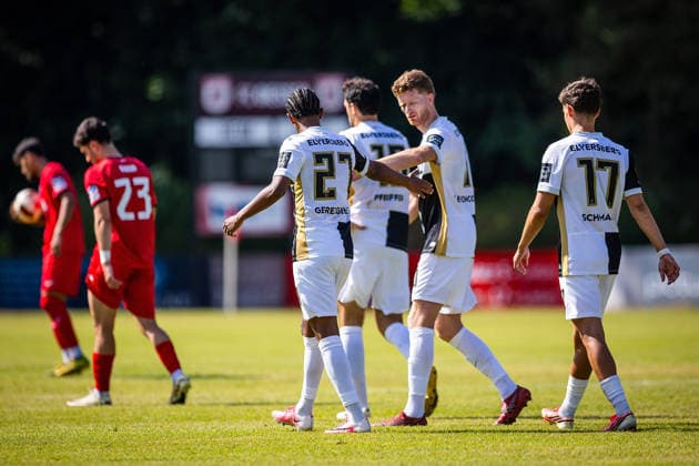 04.07.2026, xovx, Fußball Bundesliga Testspiel, FC Gießen - SV Elversberg Jubel nach dem Tor zum 0:3 durch Filimon Gerezgiher (SV Elversberg, 3.v.r.) Gießen Waldstadion Hessen Deutschland (DE) *** July 4, 2026, xovx, Bundesliga soccer friendly, FC Gießen vs. SV Elversberg; celebration after Filimon Gerezgiher s goal to make it 0–3 for SV Elversberg, 3rd from the right, Gießen Waldstadion, Hesse, Germany, DE