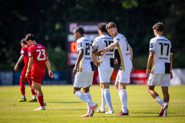 04.07.2026, xovx, Fußball Bundesliga Testspiel, FC Gießen - SV Elversberg Jubel nach dem Tor zum 0:3 durch Filimon Gerezgiher (SV Elversberg, 3.v.r.) Gießen Waldstadion Hessen Deutschland (DE) *** July 4, 2026, xovx, Bundesliga soccer friendly, FC Gießen vs. SV Elversberg; celebration after Filimon Gerezgiher s goal to make it 0–3 for SV Elversberg, 3rd from the right, Gießen Waldstadion, Hesse, Germany, DE