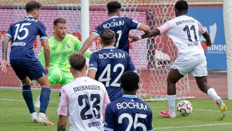 Fußball Testspiel Begegnung RW Oberhausen gegen VfL Bochum ** NUR FÜR REDAKTIONELLE ZWECKE ** EDITORIAL USE ONLY **<p>Impression vom Testspiel am Samstag, 04.07.2026 zwischen RW Oberhausen (weiß) gegen VfL Bochum im Niederrheinstadion in Oberhausen. Deutschland NRW Oberhausen Copyright: MichaelxKorte *** Soccer Friendly Match: RW Oberhausen vs. VfL Bochum ** FOR EDITORIAL USE ONLY ** EDITORIAL USE ONLY ** p Impression from the friendly match on Saturday, July 4, 2026, between RW Oberhausen (white) and VfL Bochum at the Niederrheinstadion in Oberhausen, Germany (North Rhine-Westphalia), Oberhausen. Copyright MichaelxKorte Copyright: MichaelxKorte doc86komuha93a1e9b671v6l ,EDITORIAL USE ONLY