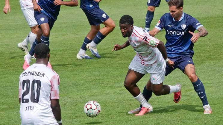 Fußball Testspiel Begegnung RW Oberhausen gegen VfL Bochum ** NUR FÜR REDAKTIONELLE ZWECKE ** EDITORIAL USE ONLY **<p>Impression vom Testspiel am Samstag, 04.07.2026 zwischen RW Oberhausen (weiß) gegen VfL Bochum im Niederrheinstadion in Oberhausen. Deutschland NRW Oberhausen Copyright: MichaelxKorte *** Soccer Friendly Match: RW Oberhausen vs. VfL Bochum ** FOR EDITORIAL USE ONLY ** EDITORIAL USE ONLY ** p Impression from the friendly match on Saturday, July 4, 2026, between RW Oberhausen (white) and VfL Bochum at the Niederrheinstadion in Oberhausen, Germany (North Rhine-Westphalia), Oberhausen. Copyright MichaelxKorte Copyright: MichaelxKorte doc86komw7xgzappvf3ocg ,EDITORIAL USE ONLY
