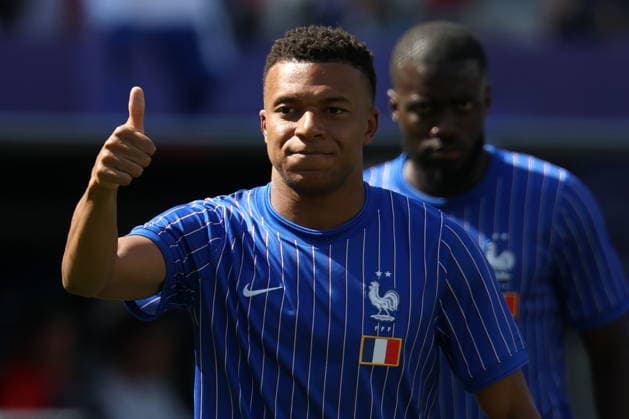 FIFA World Cup, WM, Weltmeisterschaft, Fussball 2026 - Round of 16 - Paraguay vs France Kylian Mbappe of France greets supporters as he warms up ahead of the FIFA World Cup 2026 Round of 16 match Paraguay against France, in Philadelphia, Pennsylvania, USA, 04 July 2026. PHILADELPHIA United States  Copyright: xSARAHxYENESELx