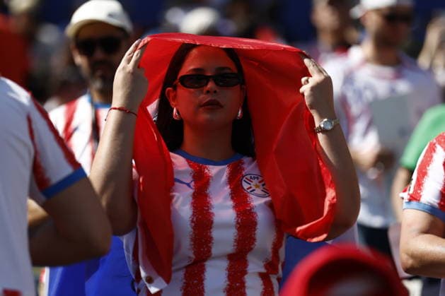 FIFA World Cup, WM, Weltmeisterschaft, Fussball 2026 - Round of 16 - Paraguay vs France A supporter of Paraguay covers herself from the sun ahead of the FIFA World Cup 2026 Round of 16 match Paraguay against France, in Philadelphia, Pennsylvania, USA, 04 July 2026. PHILADELPHIA United States  Copyright: xWILLxOLIVERx